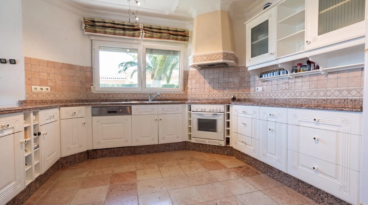 Traditional mansion for sale in Denia with seaview