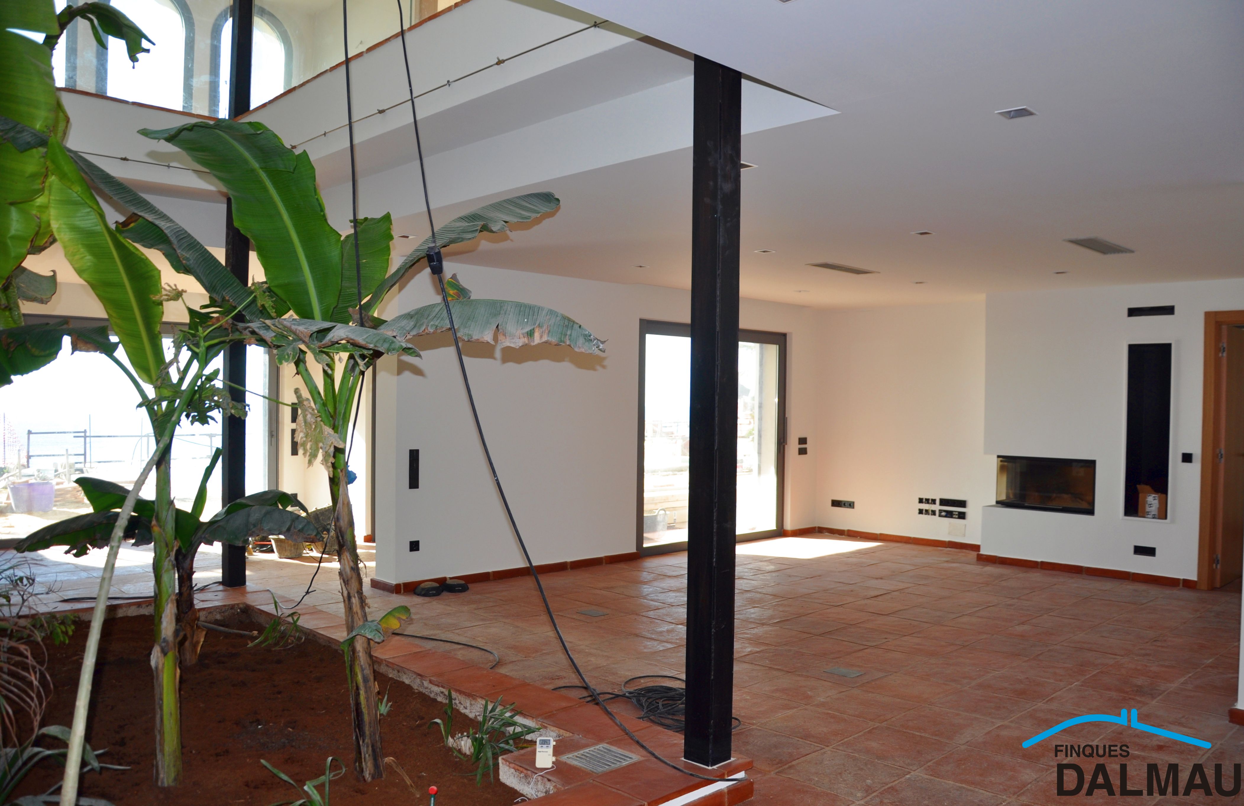 FABULOUS MEDITERRANEAN STYLE VILLA ON THE COAST OF BARCELONA