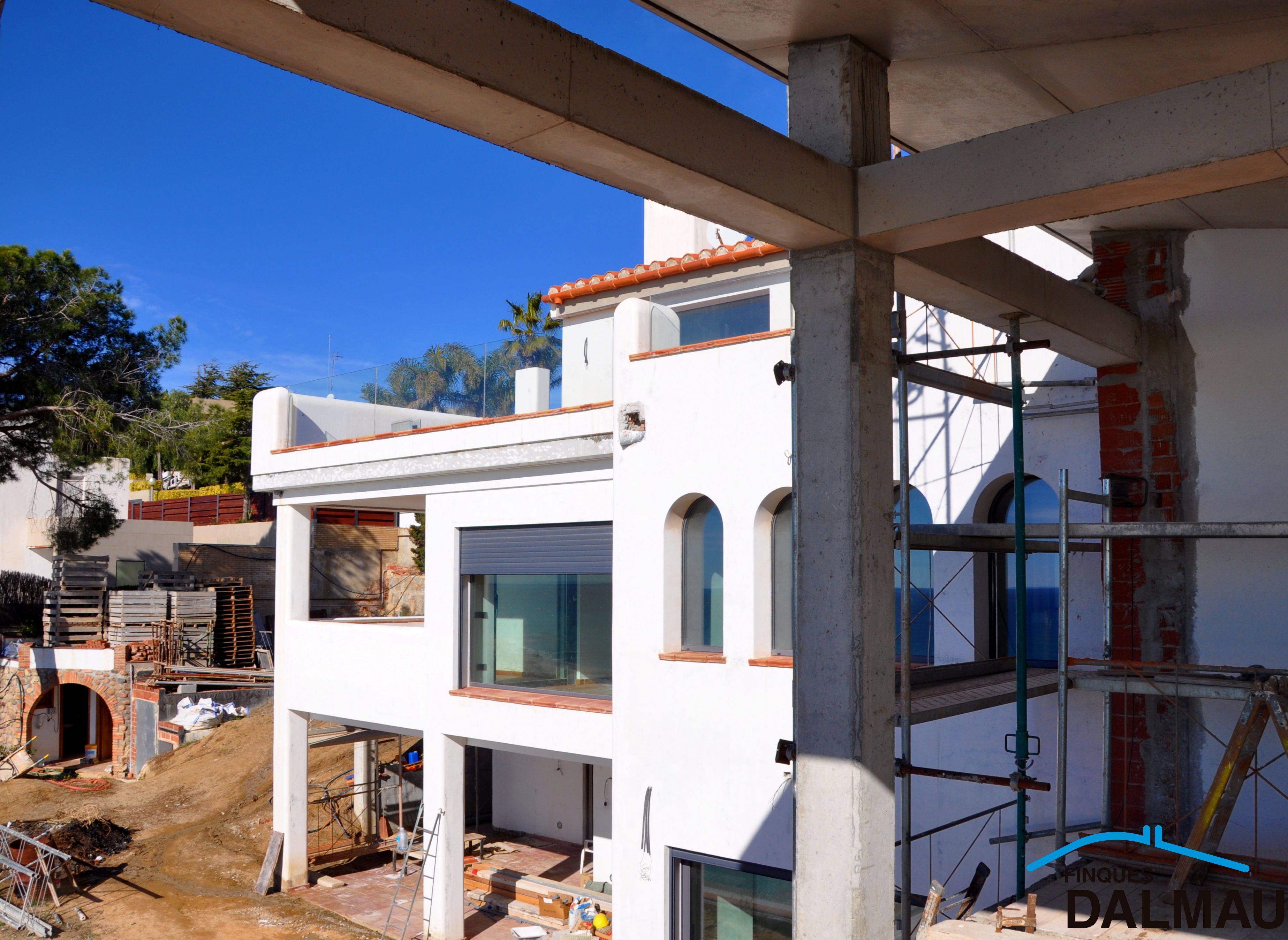 FABULOUS MEDITERRANEAN STYLE VILLA ON THE COAST OF BARCELONA