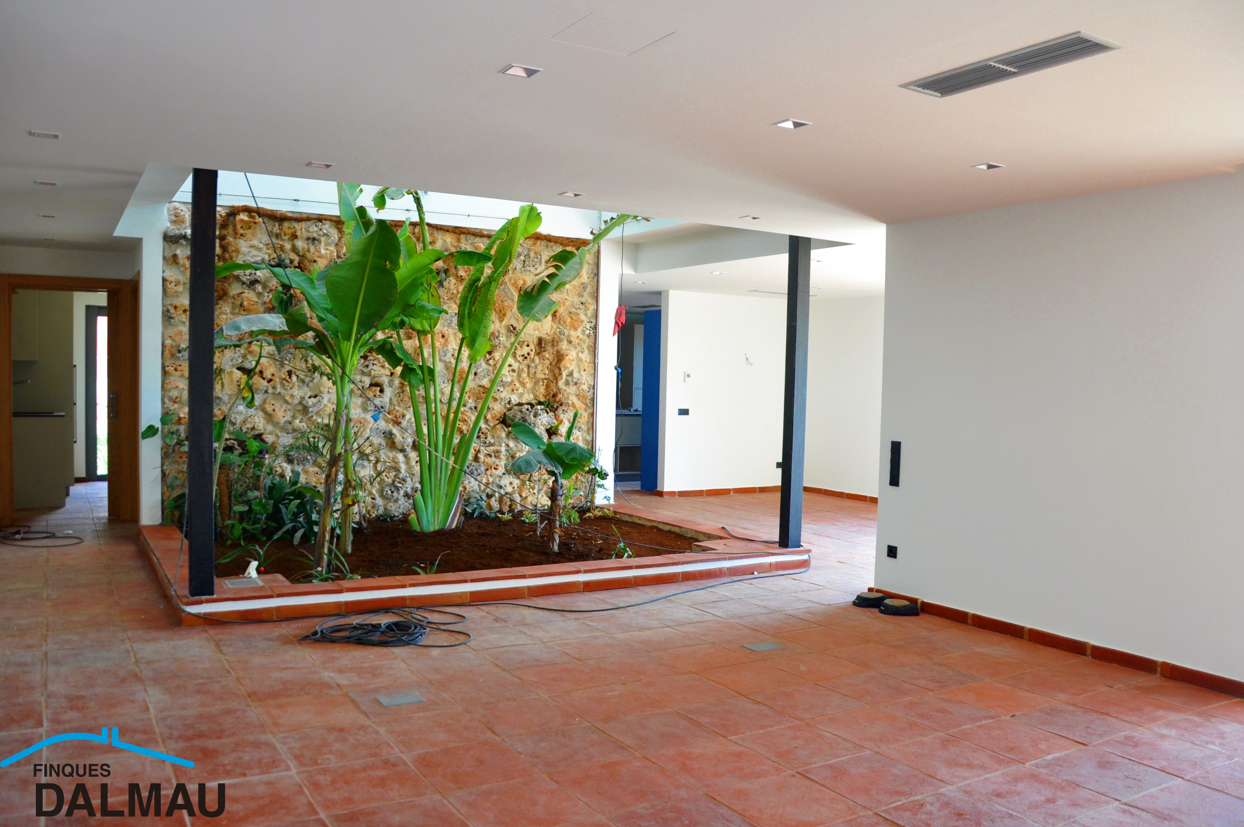 FABULOUS MEDITERRANEAN STYLE VILLA ON THE COAST OF BARCELONA