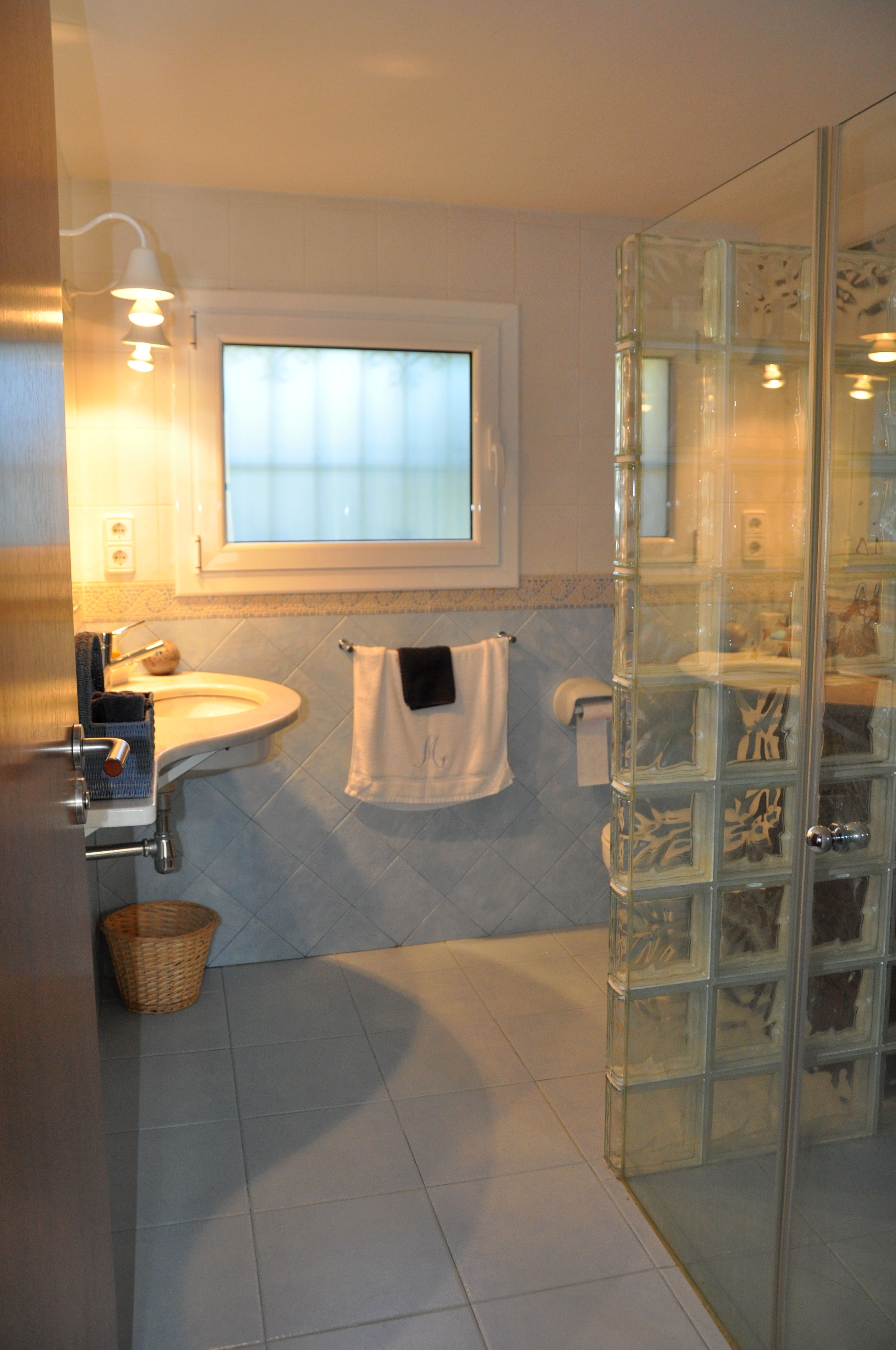 NICE HOUSE ON A HILL NEXT TO THE BEACH