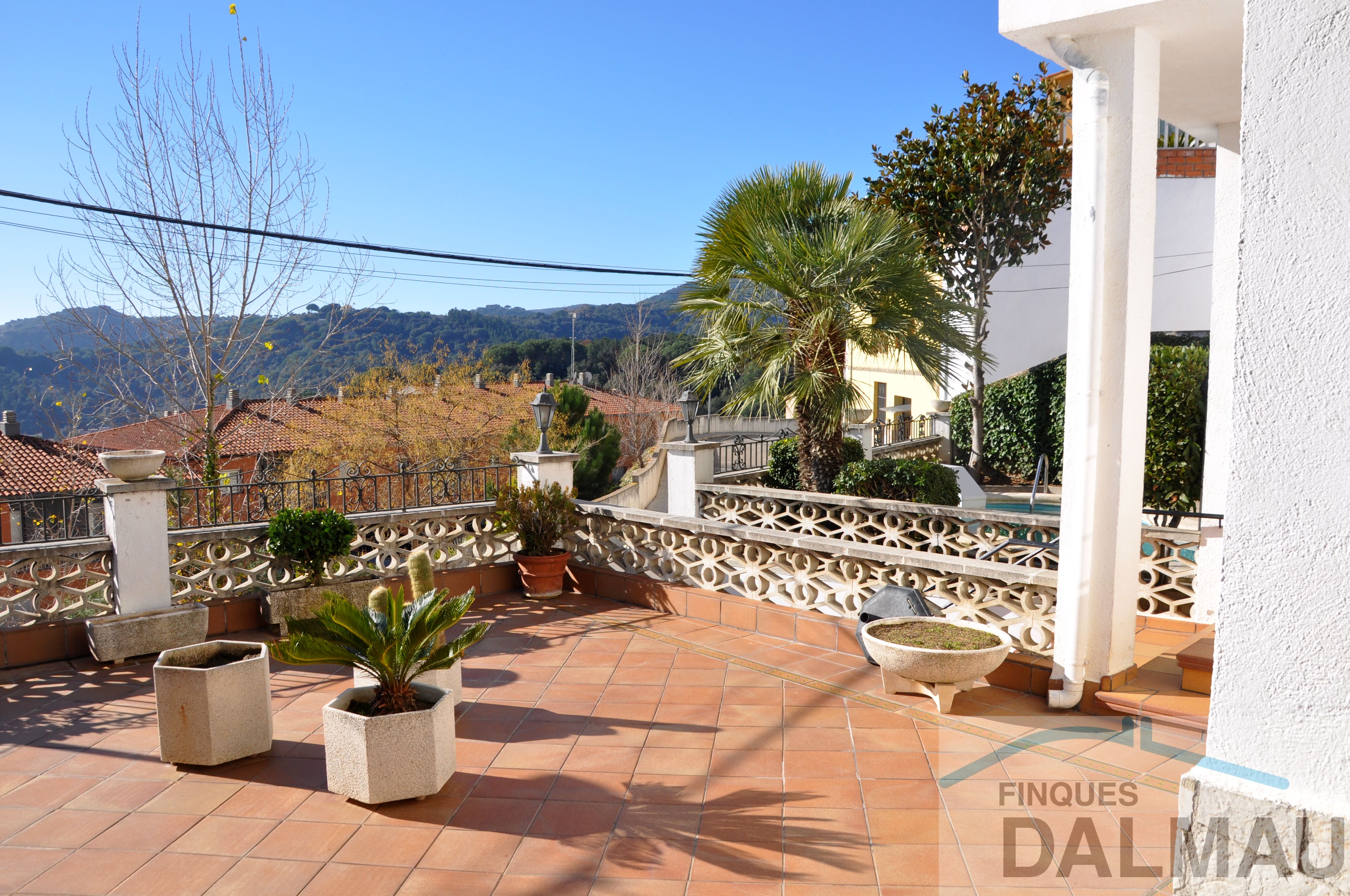 HOUSE WITH SEA VIEWS AND SWIMMING POOL, IN PERFECT STATE.