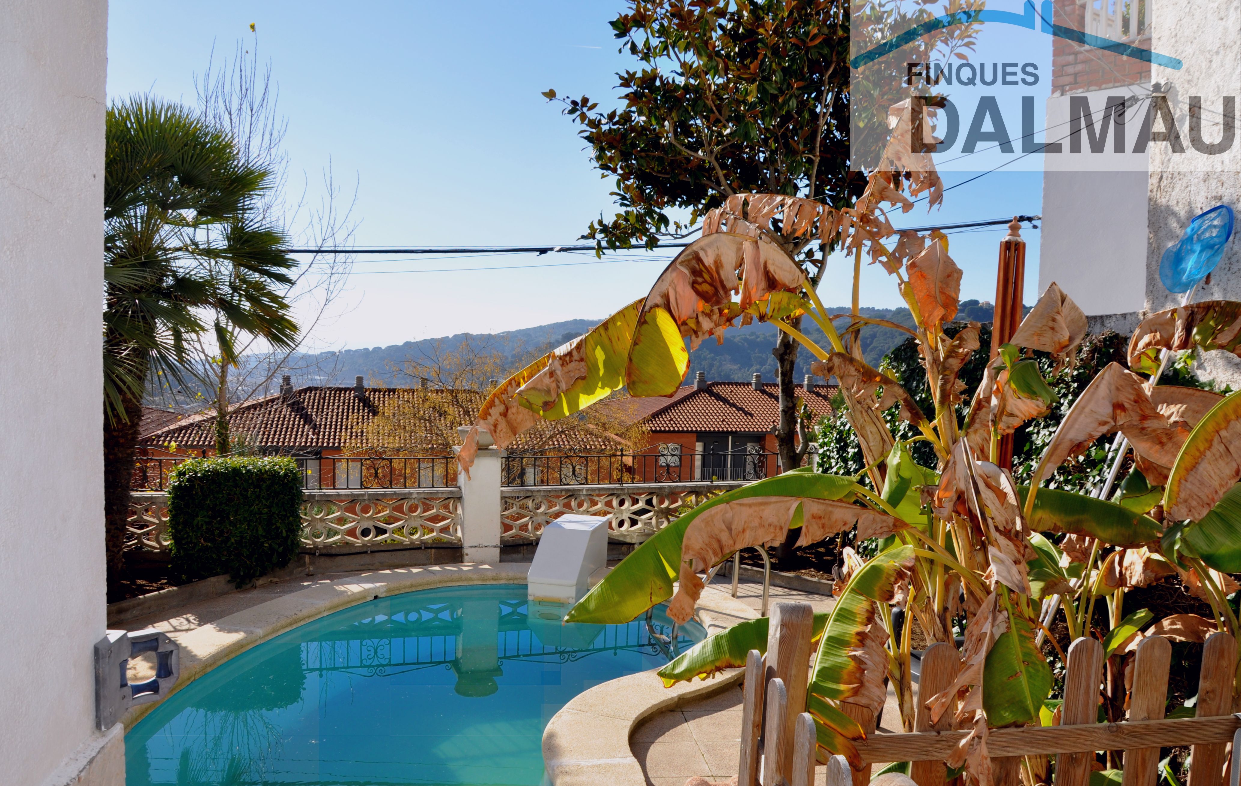 HOUSE WITH SEA VIEWS AND SWIMMING POOL, IN PERFECT STATE.