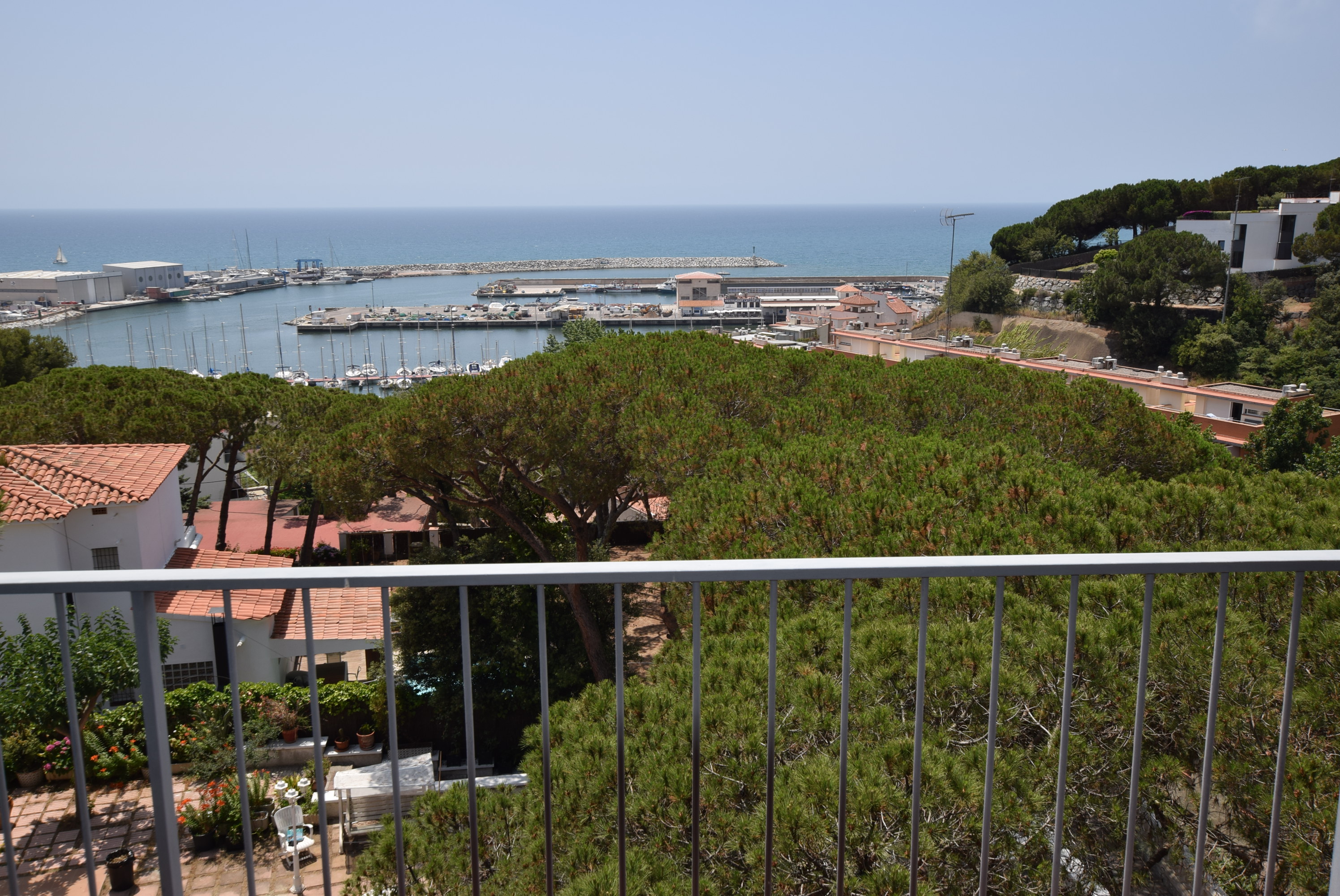 Casa con vistas al mar y al puerto.