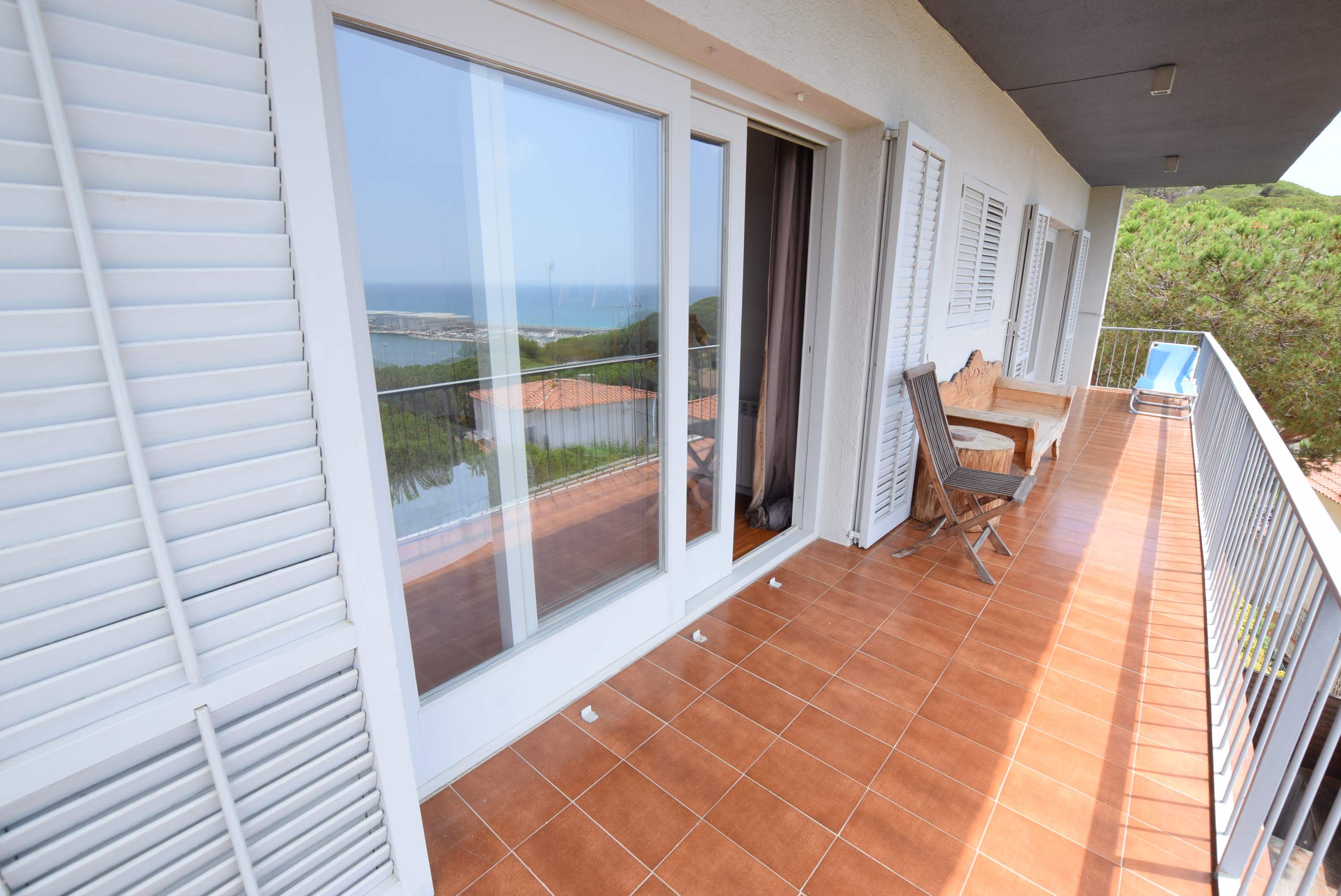 Casa con vistas al mar y al puerto.