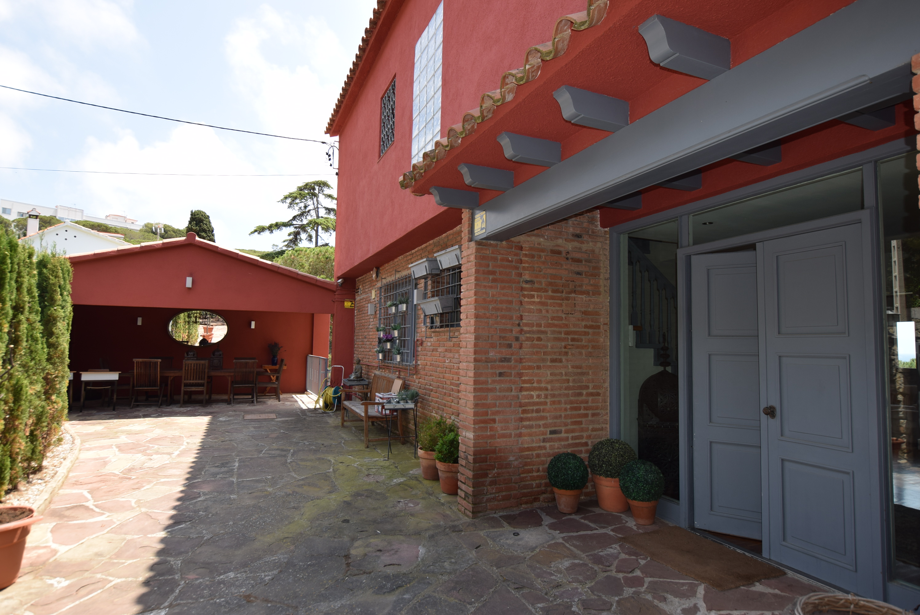 Casa con vistas al mar y al puerto.