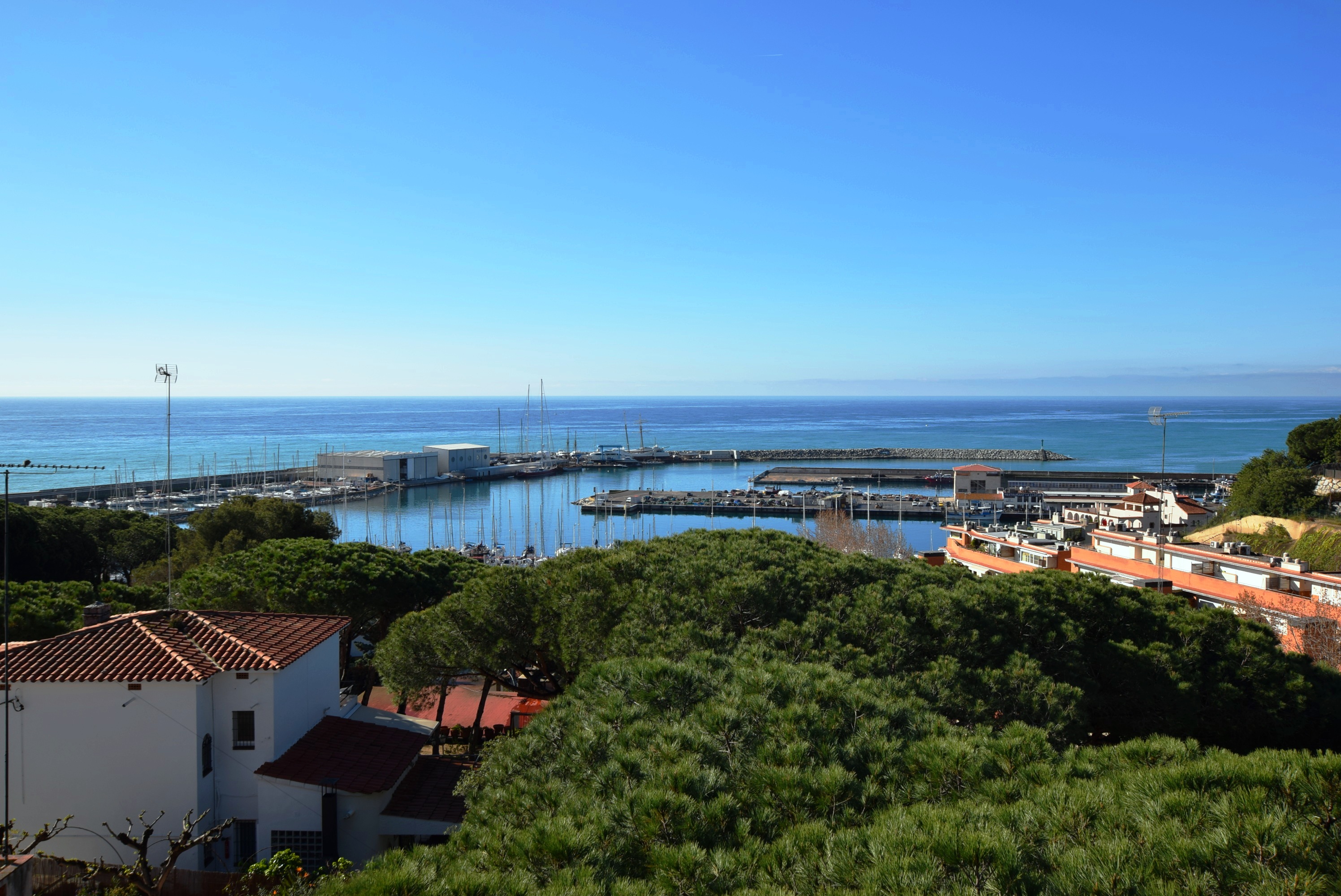 Casa con vistas al mar y al puerto.