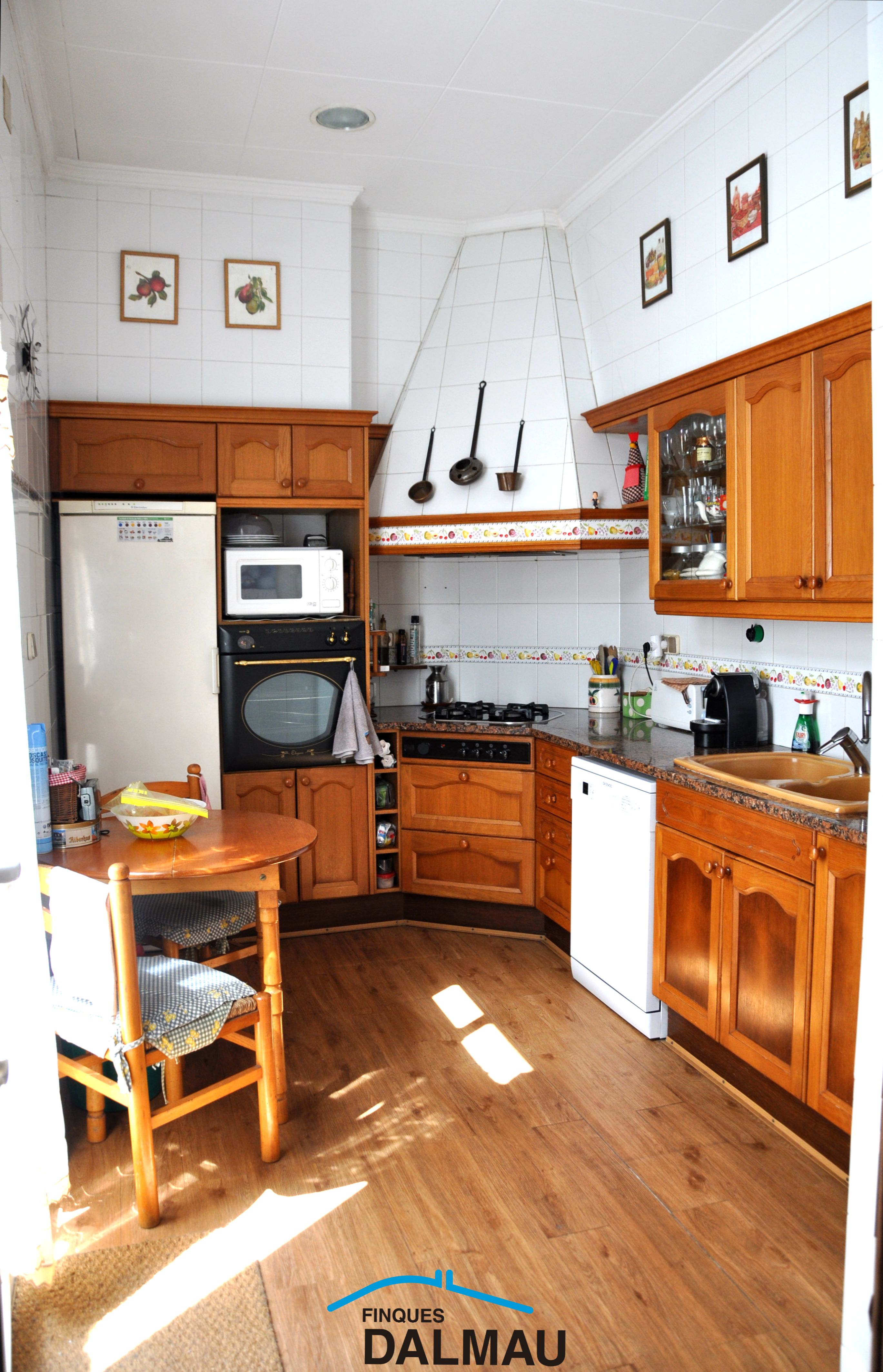 CASA DE PUEBLO REFORMADA CON PATIO Y TERRAZAS