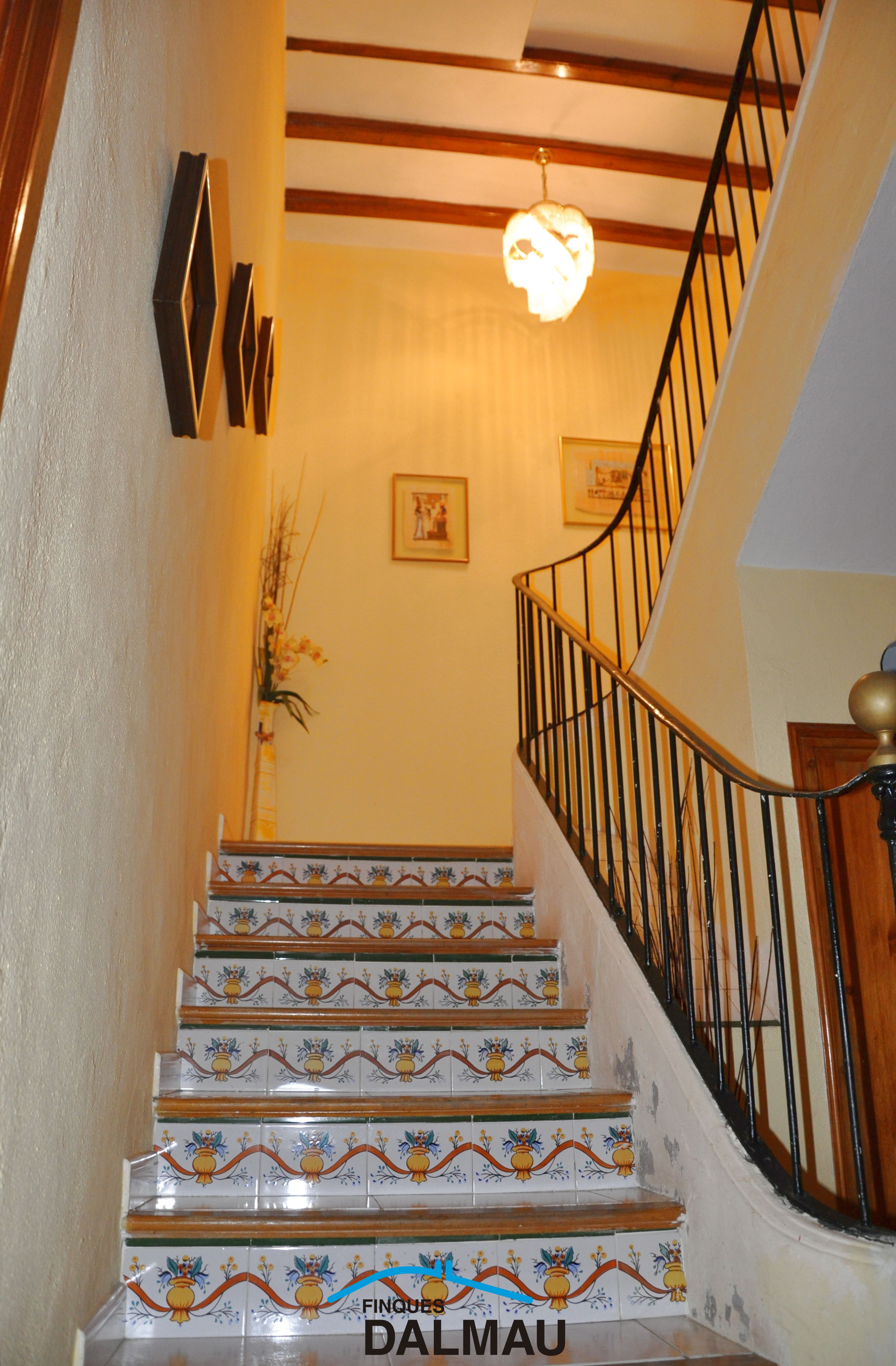 CASA DE PUEBLO REFORMADA CON PATIO Y TERRAZAS