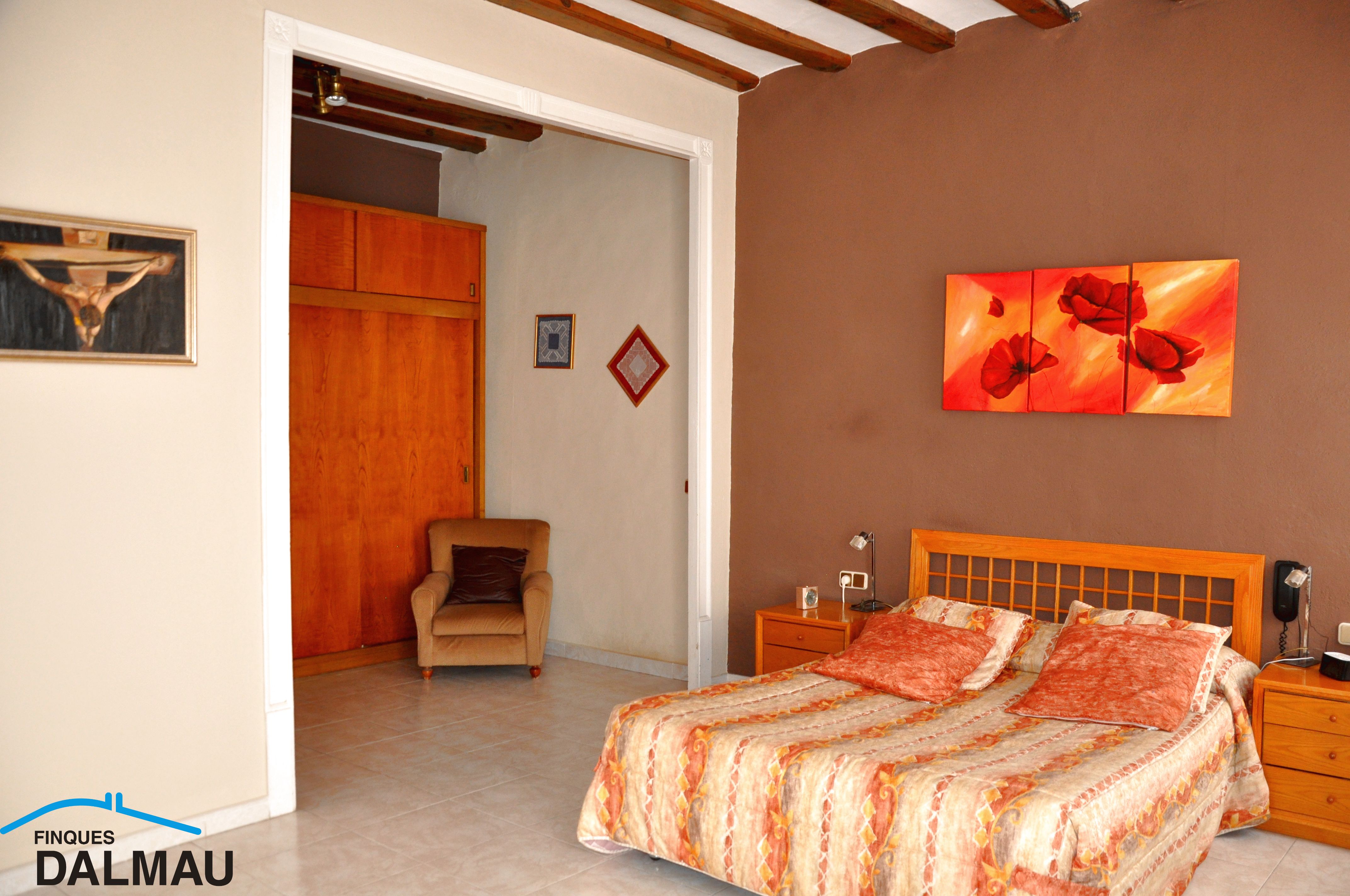 CASA DE PUEBLO REFORMADA CON PATIO Y TERRAZAS